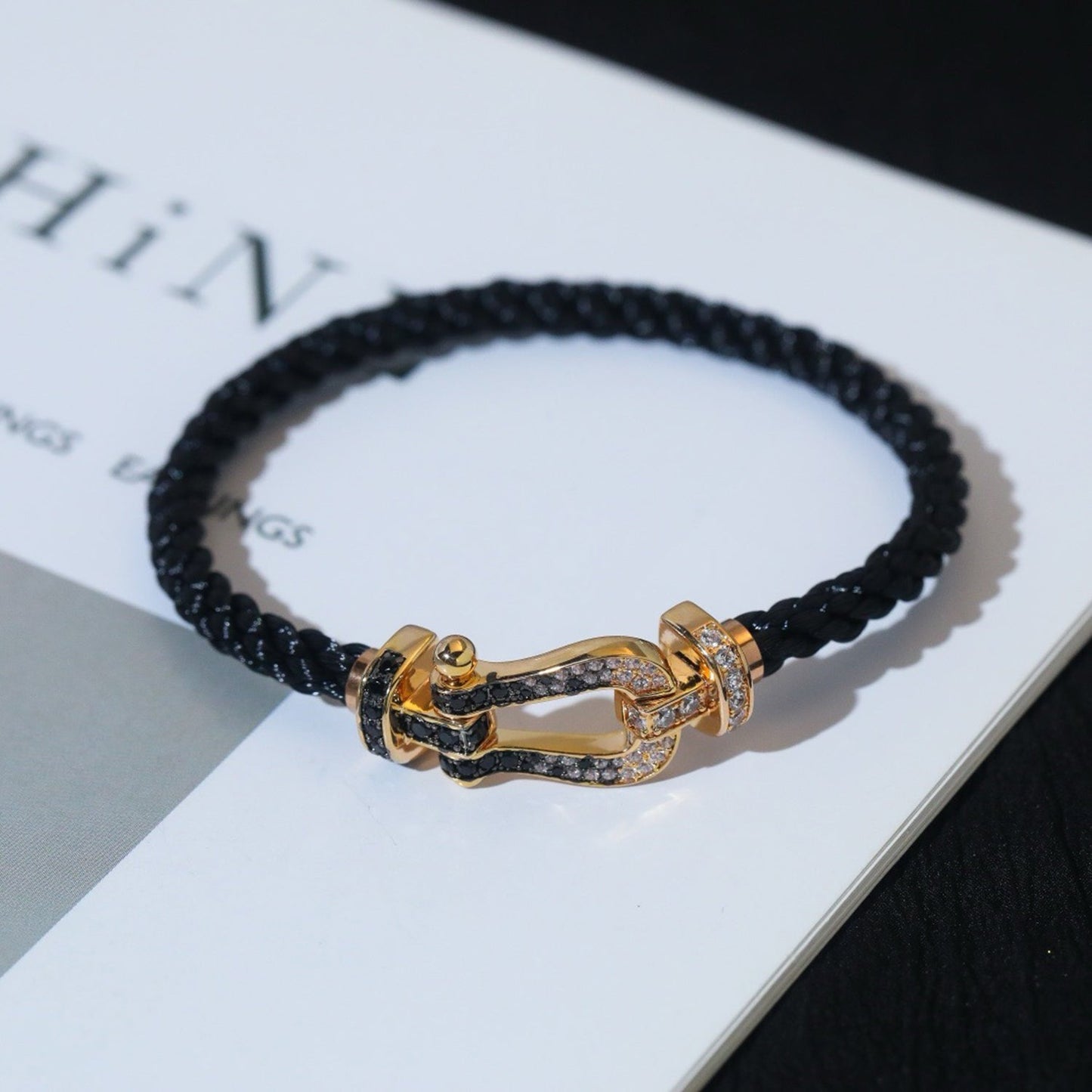 [Joyas Regalia] PULSERA FORCE DE HERRADURA GRANDE CON DIAMANTES BLANCOS Y NEGROS EN ORO ROSA