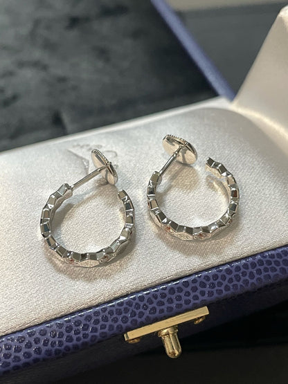 [Joyas Regalia] Anillo con diseño hueco de trébol de cuatro hojas en forma de flor