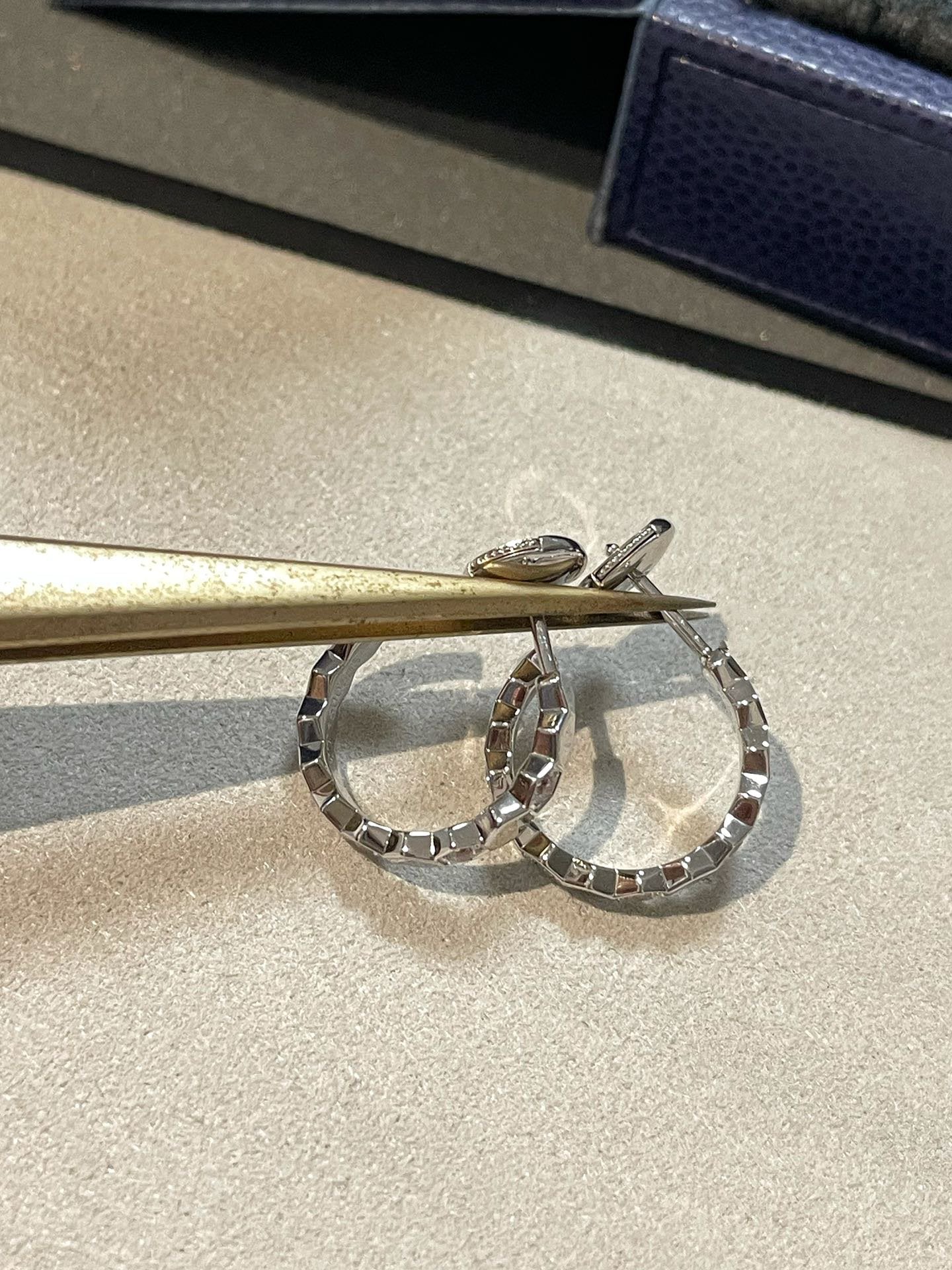 [Joyas Regalia] Anillo con diseño hueco de trébol de cuatro hojas en forma de flor