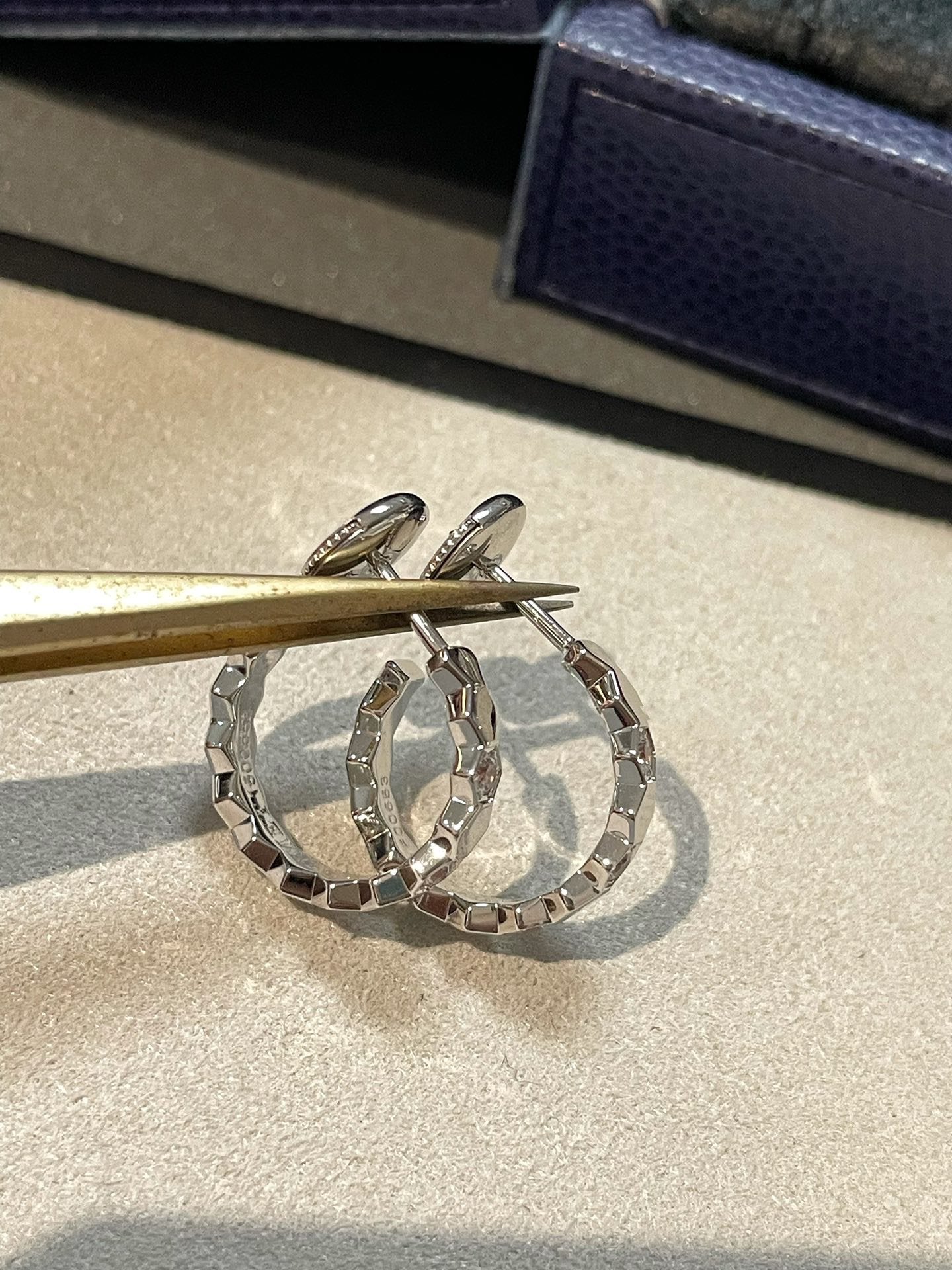 [Joyas Regalia] Anillo con diseño hueco de trébol de cuatro hojas en forma de flor