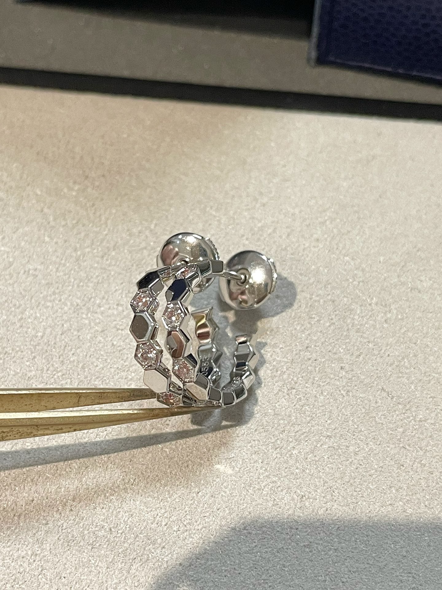[Joyas Regalia] Anillo con diseño hueco de trébol de cuatro hojas en forma de flor