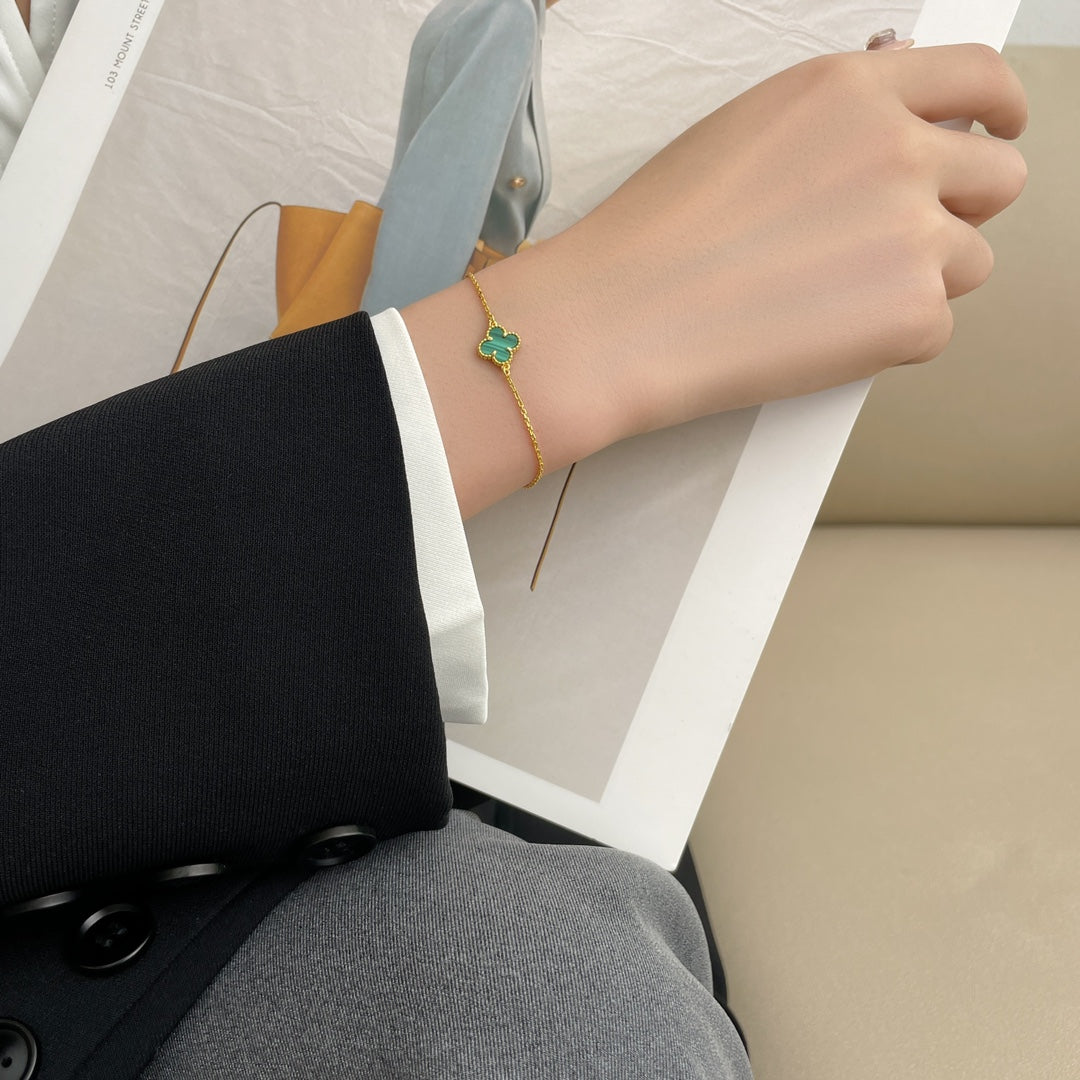 [Joyas Regalia]Pulsera de trébol de malaquita con un motivo