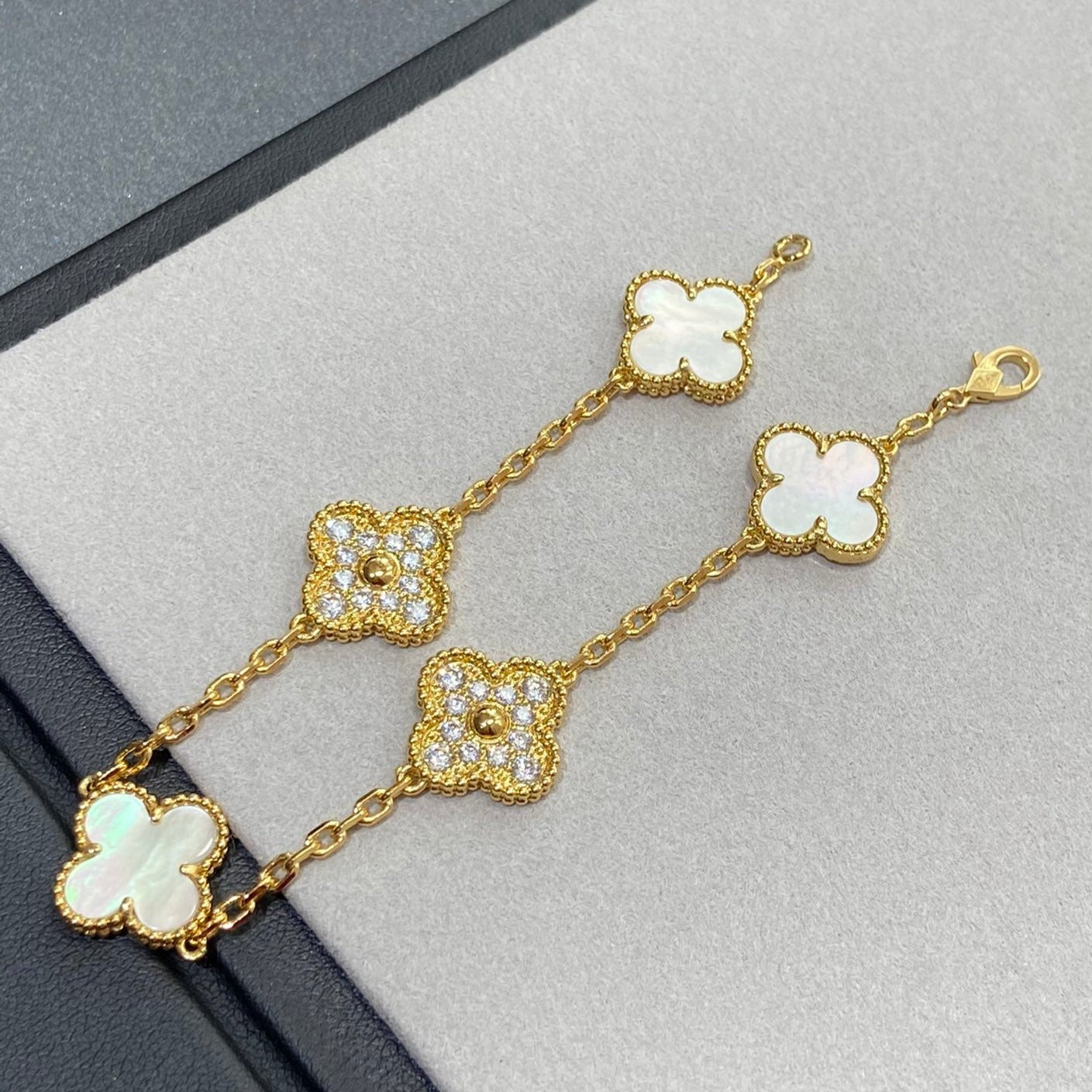 [Joyas Regalia] PULSERA DE TRÉBOL CON 5 MOTIVOS, DIAMANTE Y AZULEJO BLANCO 