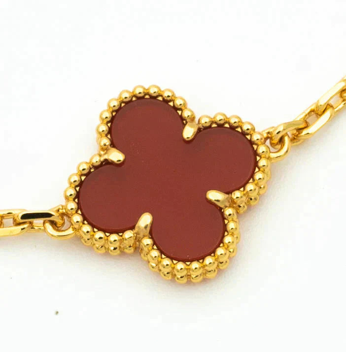 [Joyas Regalia] PULSERA DE DIAMANTES Y CORNALINA CON 5 MOTIVOS DE TRÉBOL
