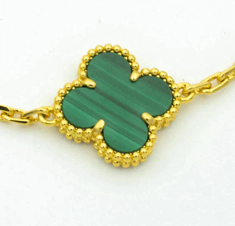 [Joyas Regalia] PULSERA DE MALAQUITA Y DIAMANTES CON 5 MOTIVOS DE TRÉBOL