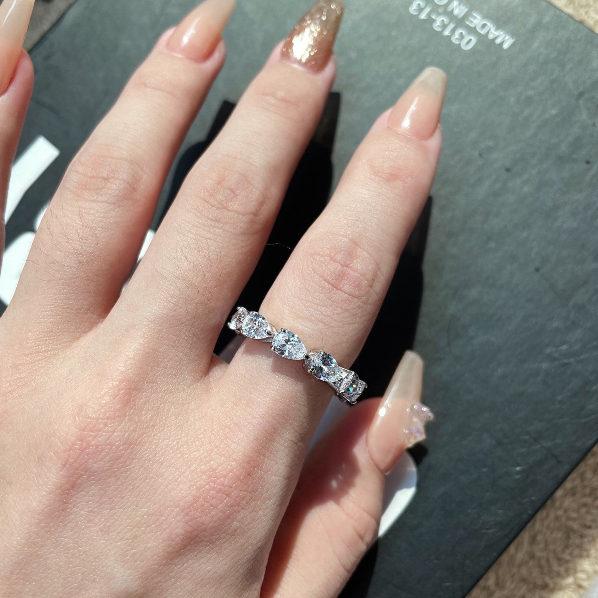 [Joyas Regalia] Exquisito anillo de tenis con corte de pera