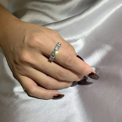 [Joyas Regalia] Precioso anillo de tenis de corte redondo