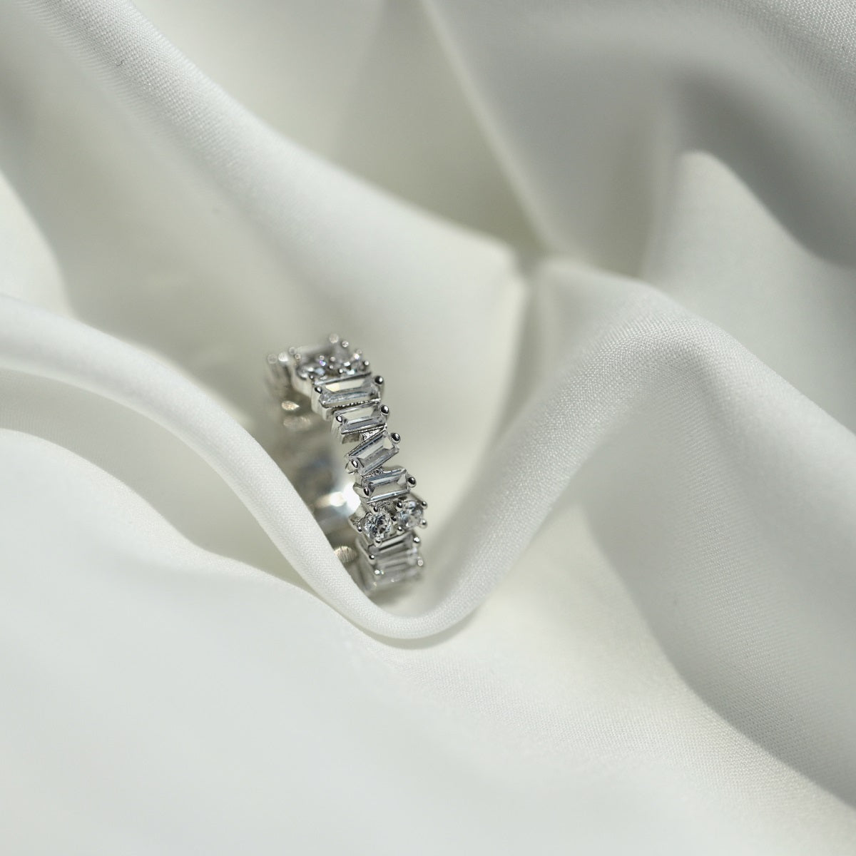 [Joyas Regalia] Anillo de tenis delicado con múltiples formas