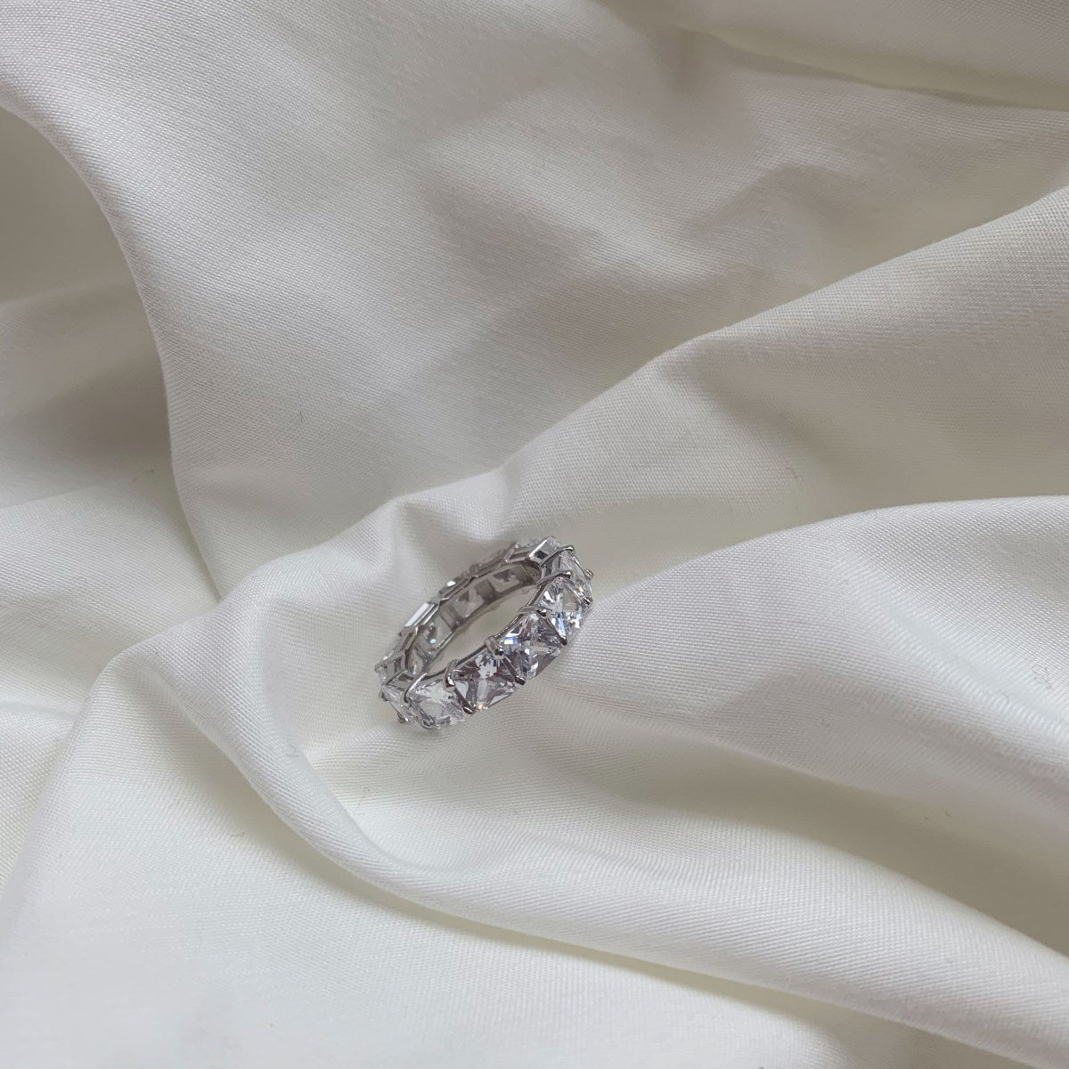 [Joyas Regalia] Elegante anillo de tenis de corte princesa