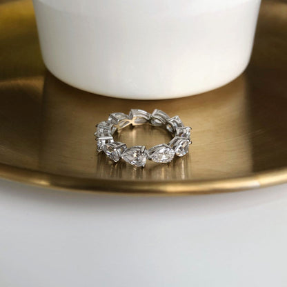 [Joyas Regalia] Exquisito anillo de tenis con corte de pera