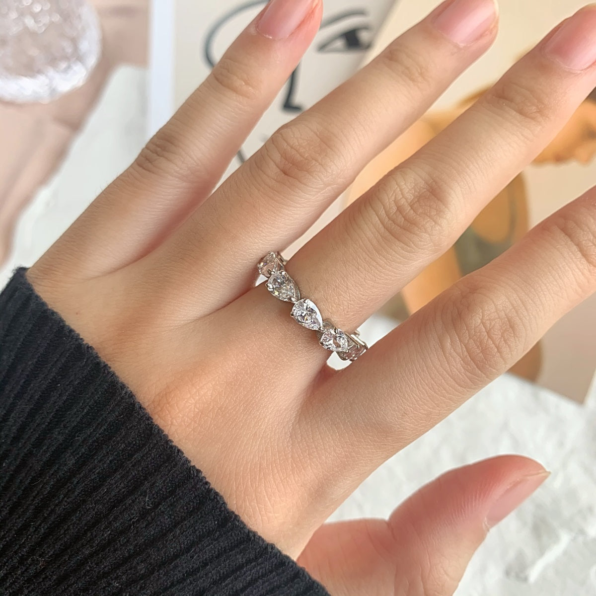 [Joyas Regalia] Exquisito anillo de tenis con corte de pera