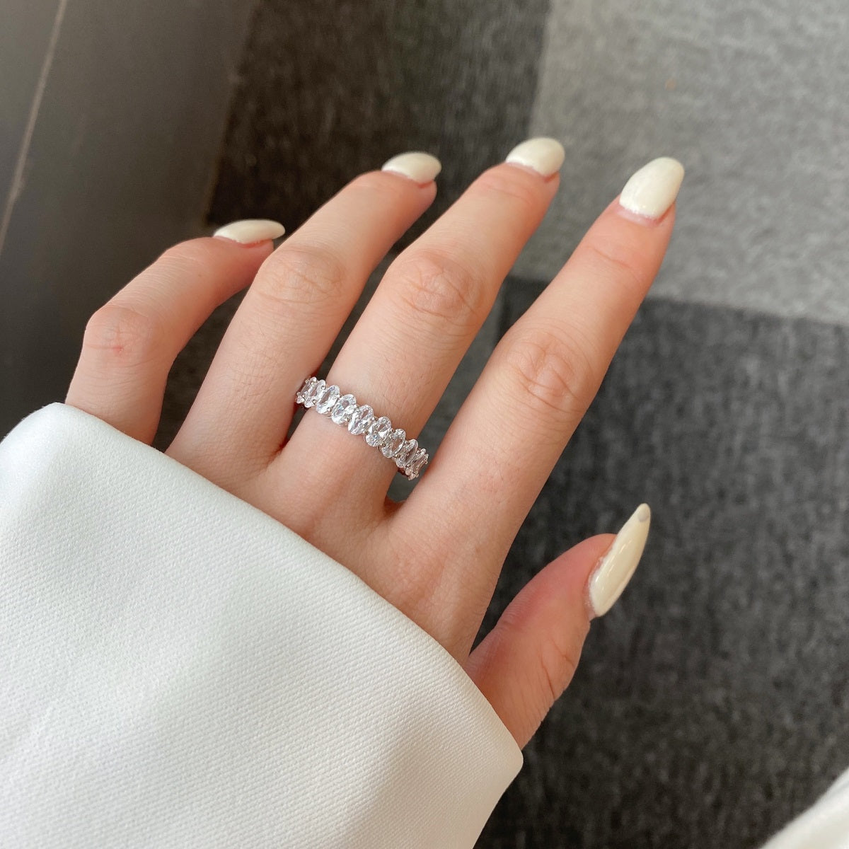 [Joyas Regalia]Anillo de tenis con corte ovalado ornamentado