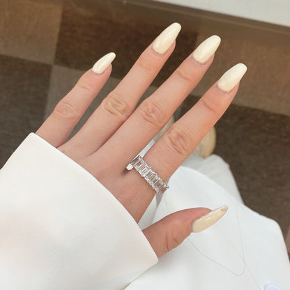 [Joyas Regalia] Elegante anillo de tenis de talla esmeralda de 0,75 quilates