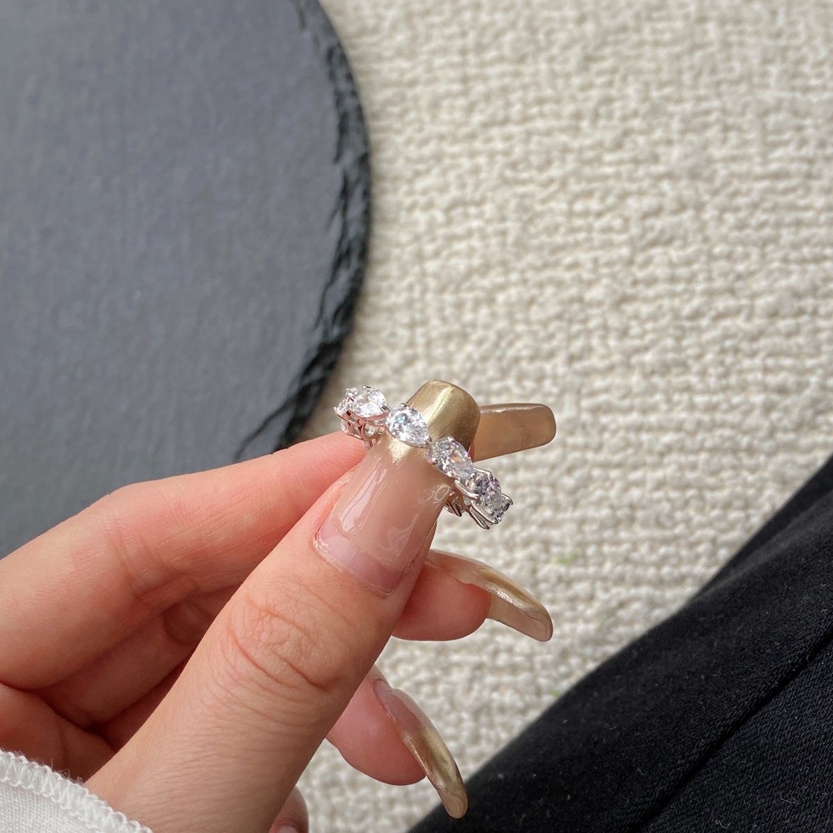 [Joyas Regalia] Exquisito anillo de tenis con corte de pera