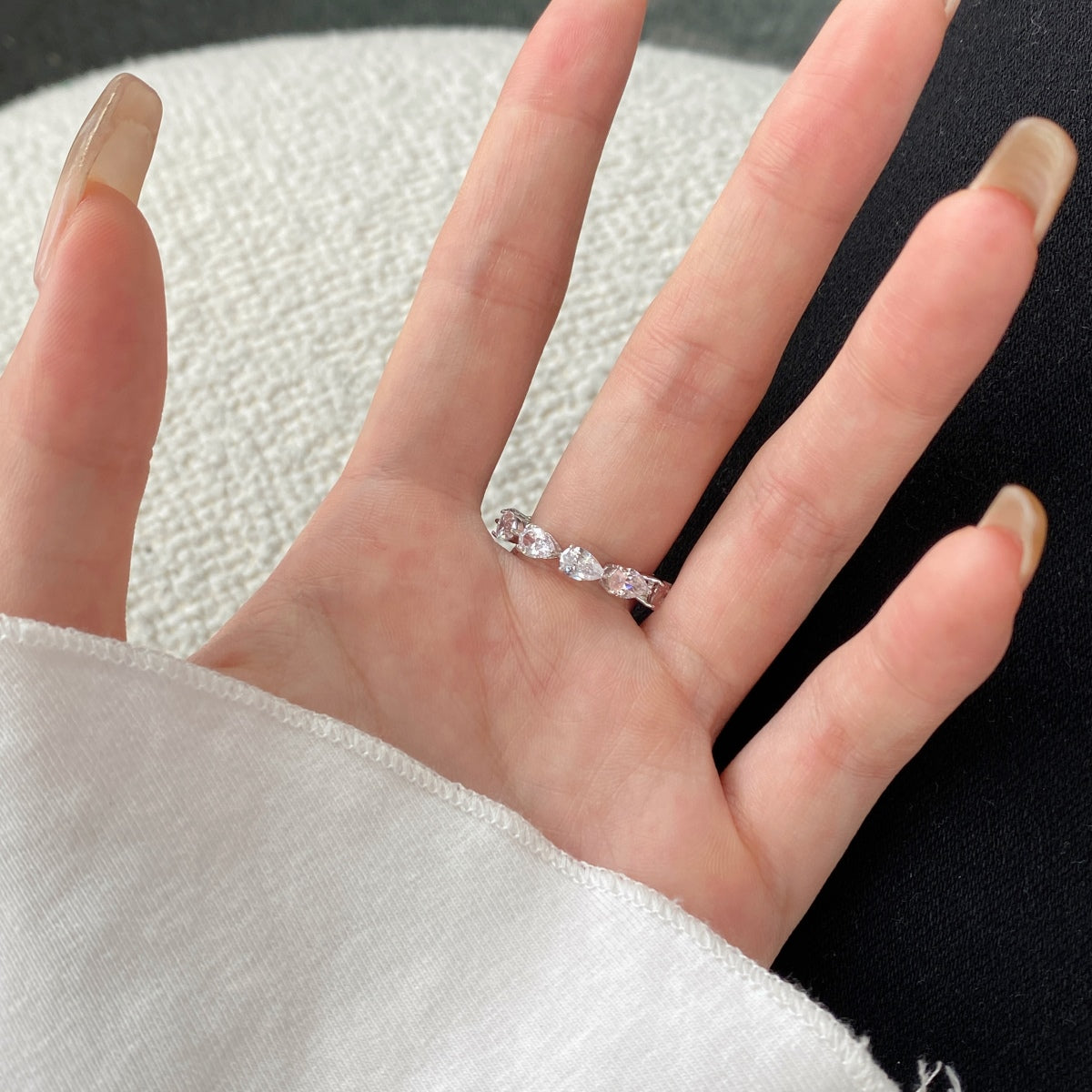 [Joyas Regalia] Exquisito anillo de tenis con corte de pera