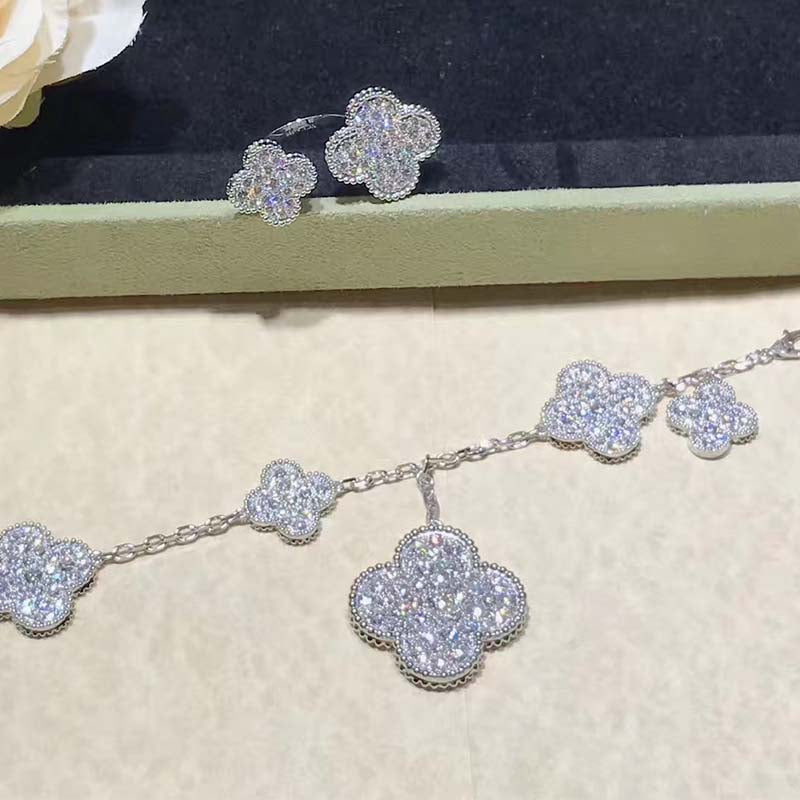 [Joyas Regalia] PULSERA DE PLATA Y DIAMANTES CON 6 MOTIVOS DE TRÉBOL