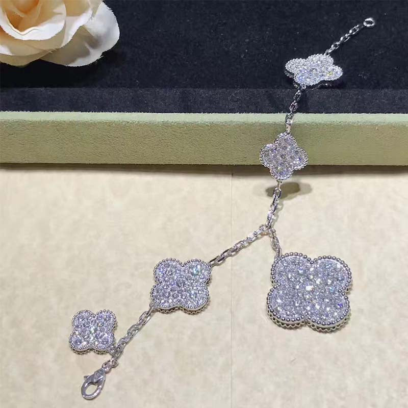 [Joyas Regalia] PULSERA DE PLATA Y DIAMANTES CON 6 MOTIVOS DE TRÉBOL
