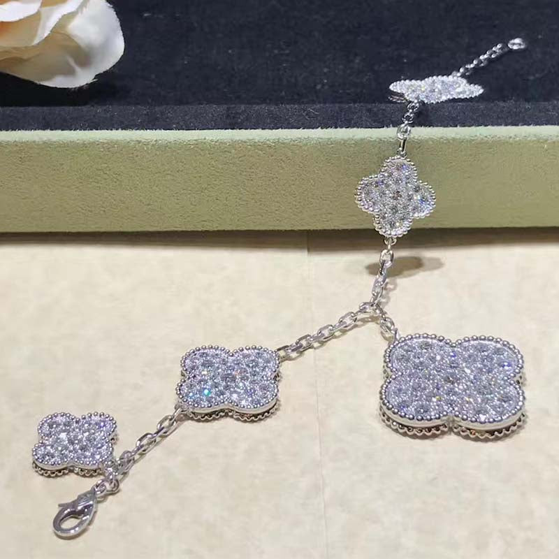 [Joyas Regalia] PULSERA DE PLATA Y DIAMANTES CON 6 MOTIVOS DE TRÉBOL
