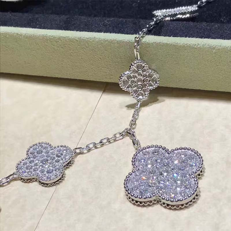 [Joyas Regalia] PULSERA DE PLATA Y DIAMANTES CON 6 MOTIVOS DE TRÉBOL