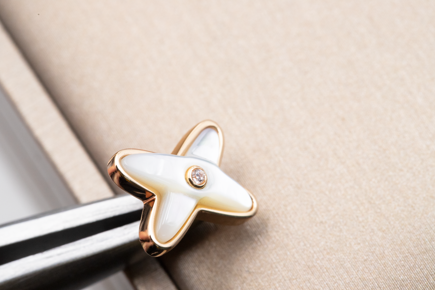 [Joyas Regalia] PENDIENTES DE DIAMANTES DE ORO ROSA CON MOP BLANCO
