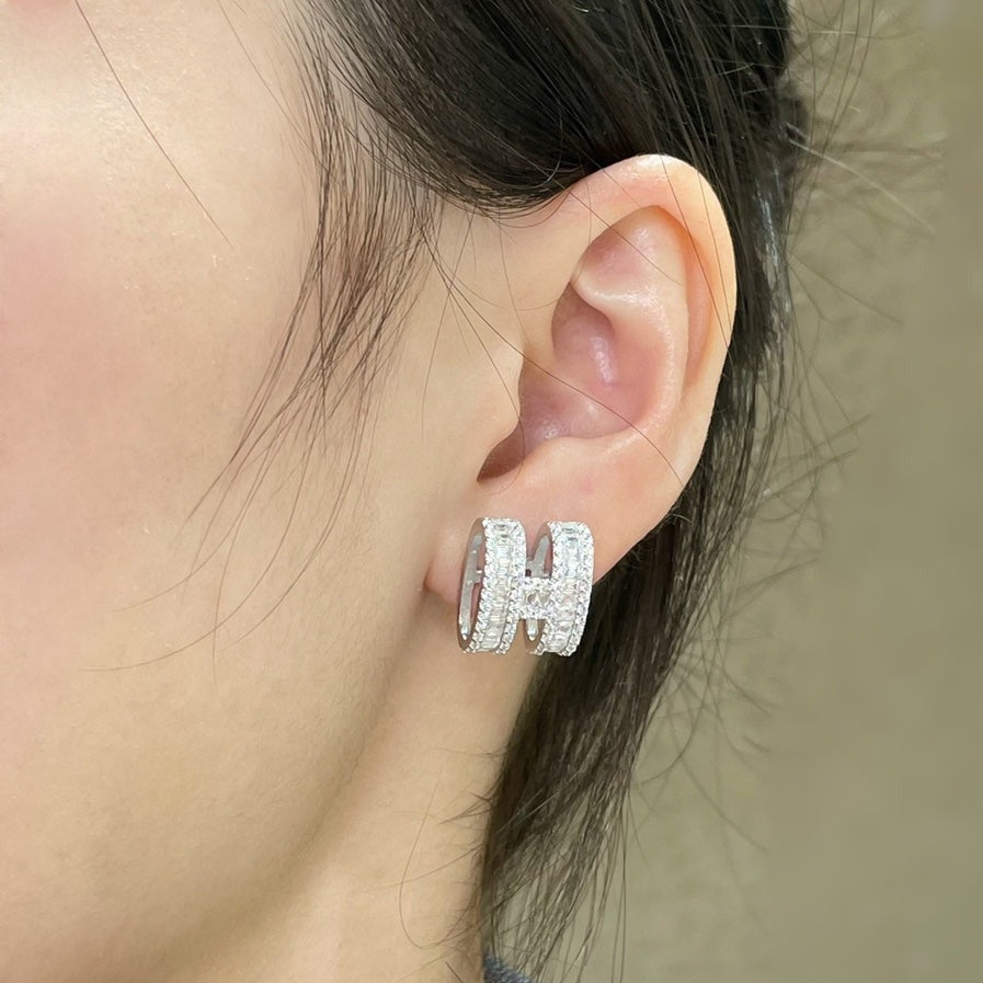 [Regalia jewelry]H STUD EARRINGS WITH SILVER DIAMONDS