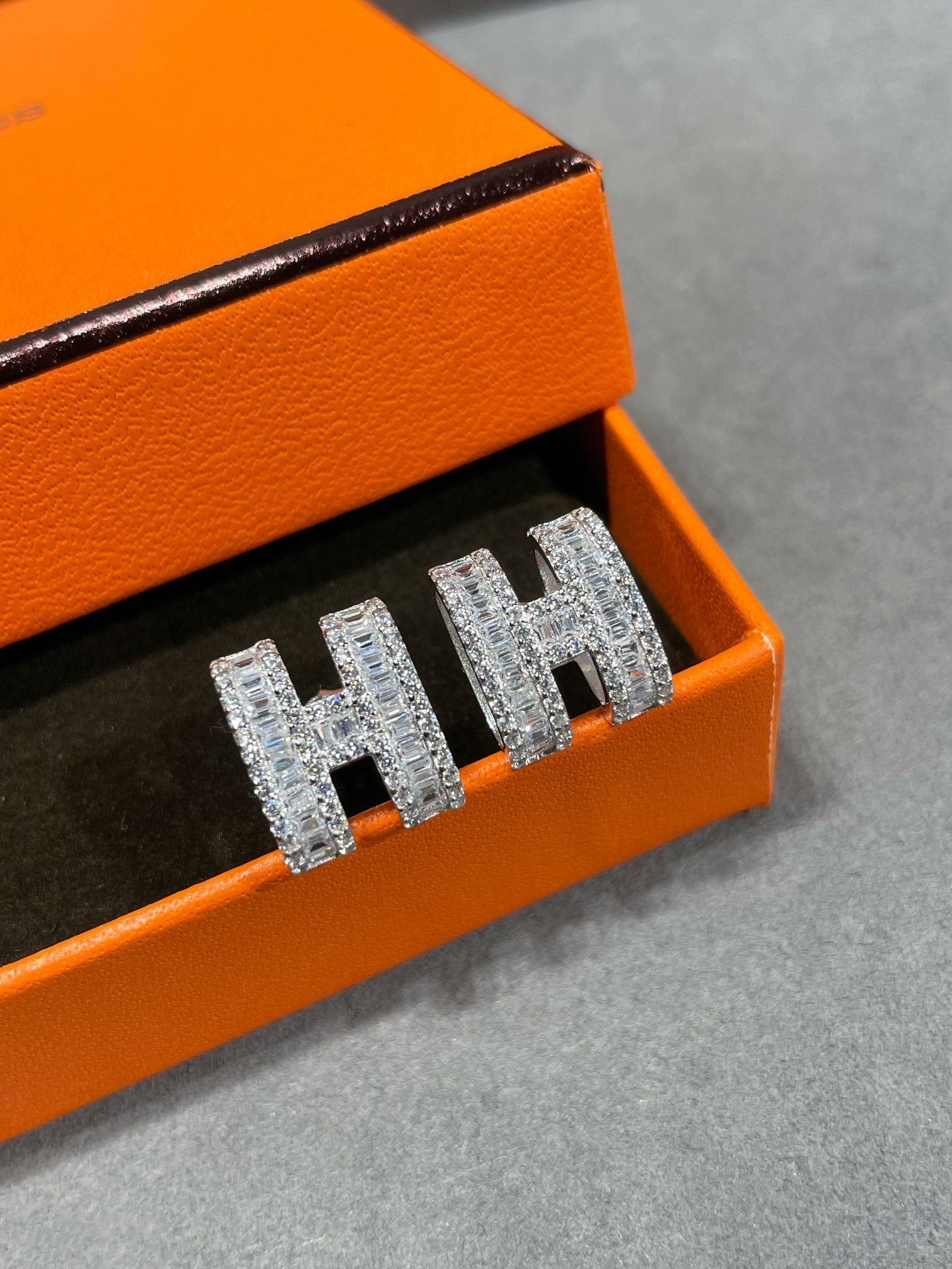 [Regalia jewelry]H STUD EARRINGS WITH SILVER DIAMONDS