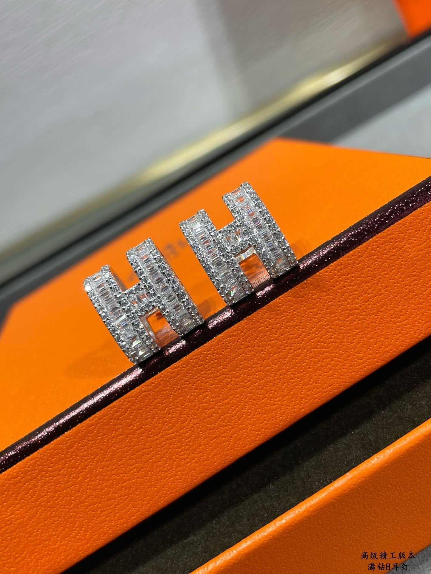 [Regalia jewelry]H STUD EARRINGS WITH SILVER DIAMONDS