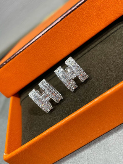 [Regalia jewelry]H STUD EARRINGS WITH SILVER DIAMONDS