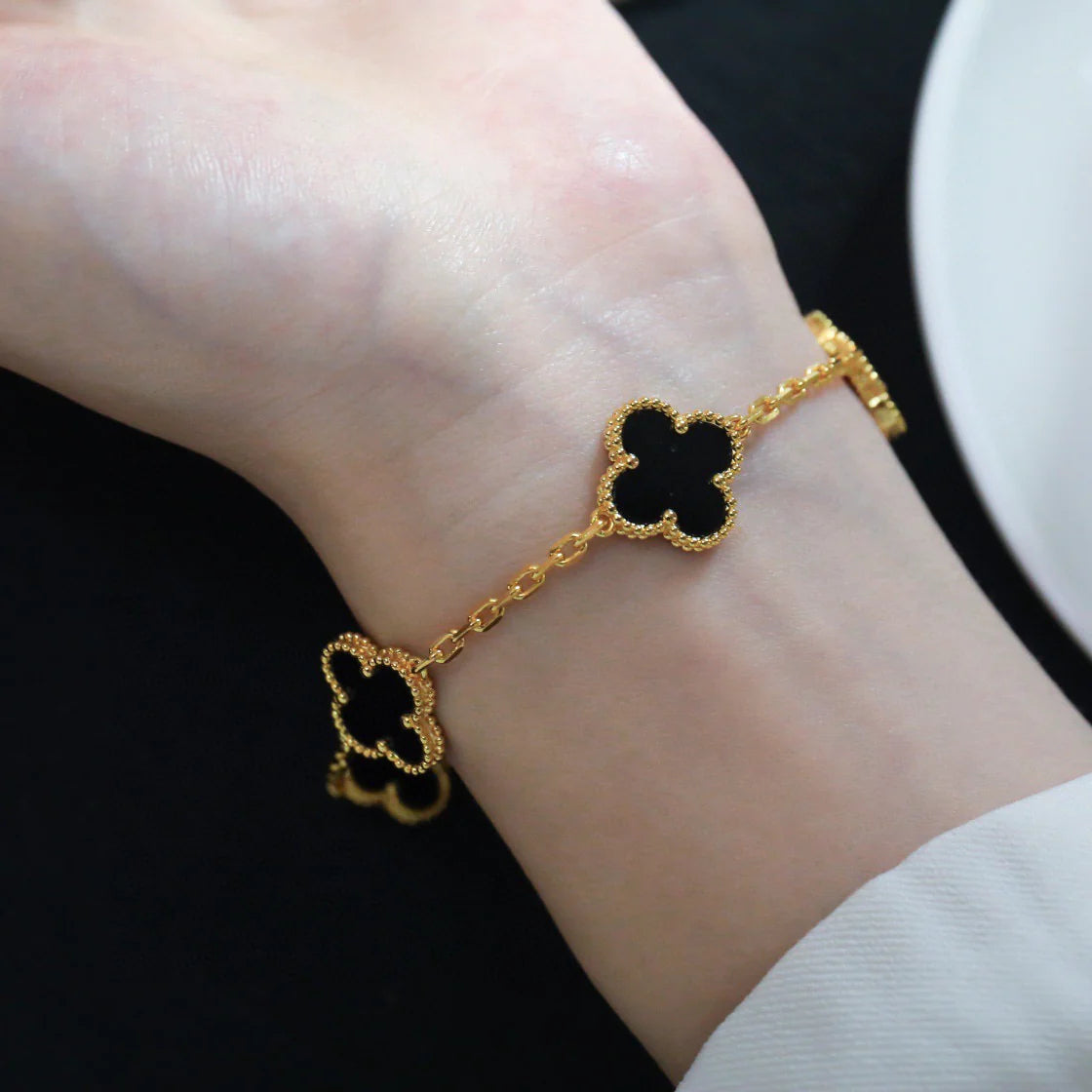 [Joyas Regalia] PULSERA DE ÓNIX NEGRO CON 5 MOTIVOS DE TRÉBOL 