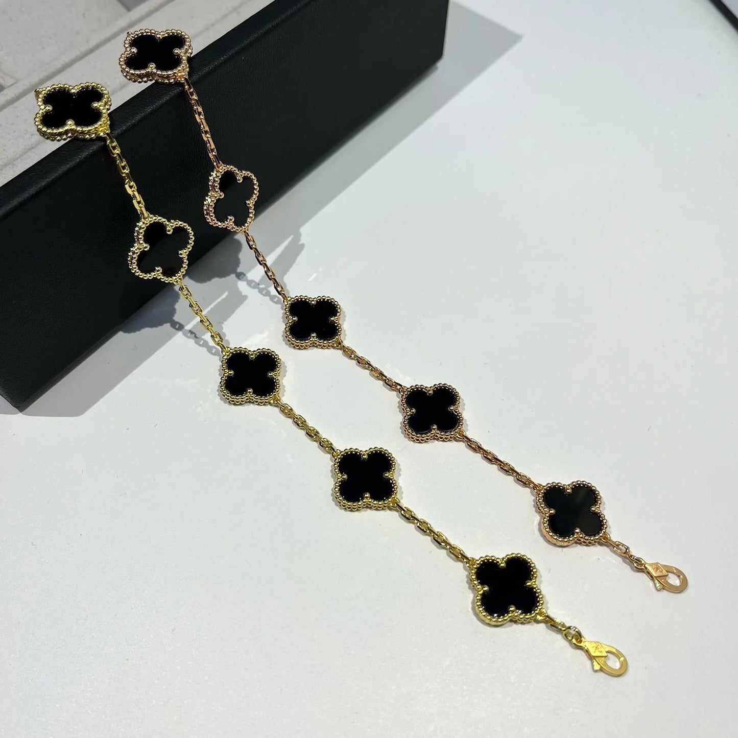 [Joyas Regalia] PULSERA DE ÓNIX NEGRO CON 5 MOTIVOS DE TRÉBOL 