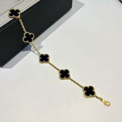 [Joyas Regalia] PULSERA DE ÓNIX NEGRO CON 5 MOTIVOS DE TRÉBOL 