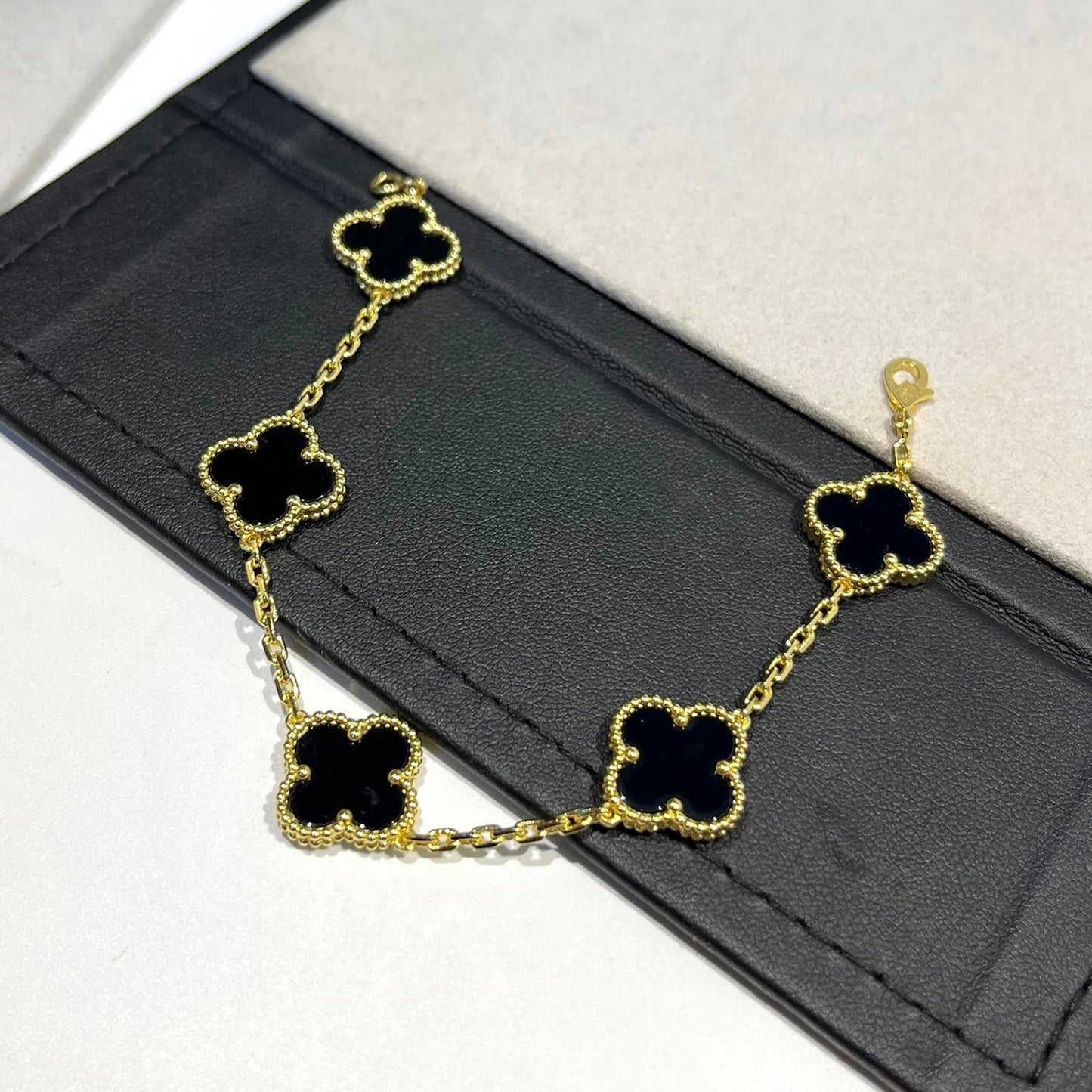 [Joyas Regalia] PULSERA DE ÓNIX NEGRO CON 5 MOTIVOS DE TRÉBOL 