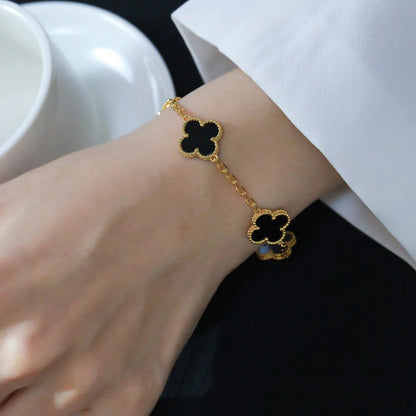[Joyas Regalia] PULSERA DE ÓNIX NEGRO CON 5 MOTIVOS DE TRÉBOL 
