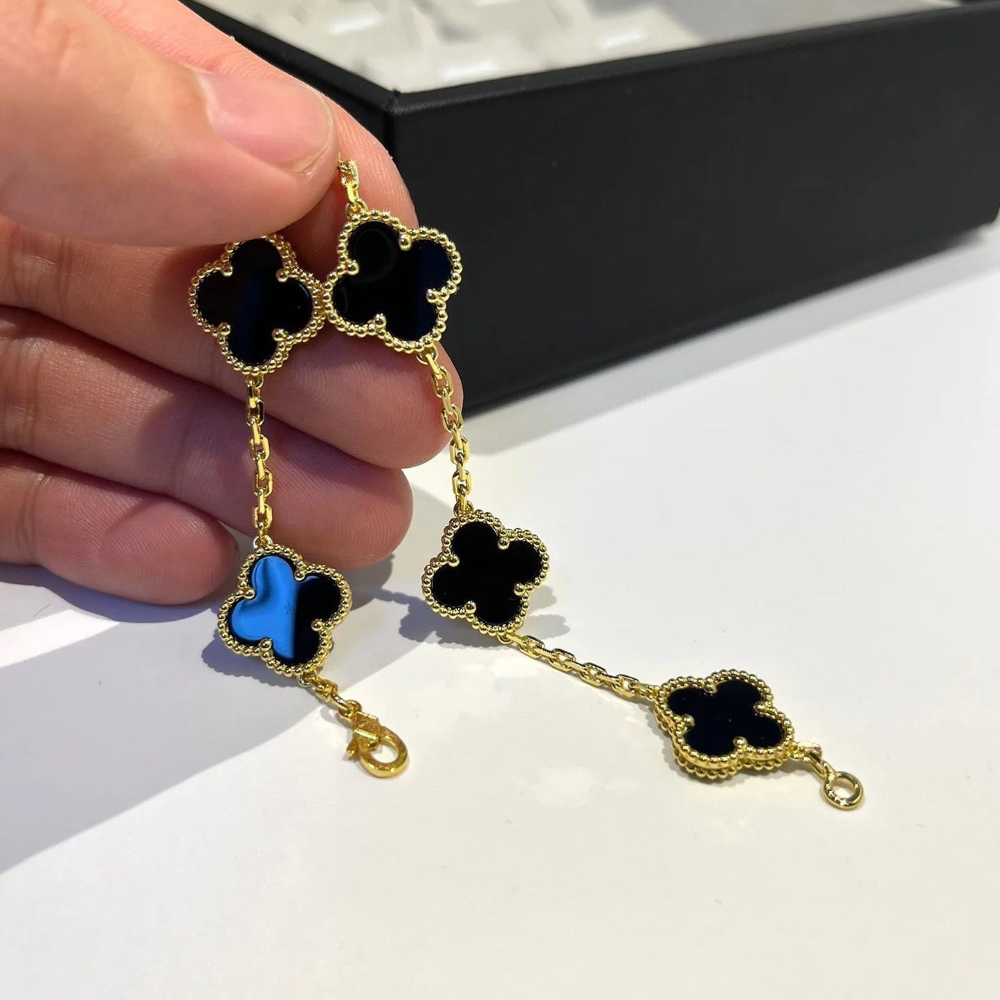 [Joyas Regalia] PULSERA DE ÓNIX NEGRO CON 5 MOTIVOS DE TRÉBOL 