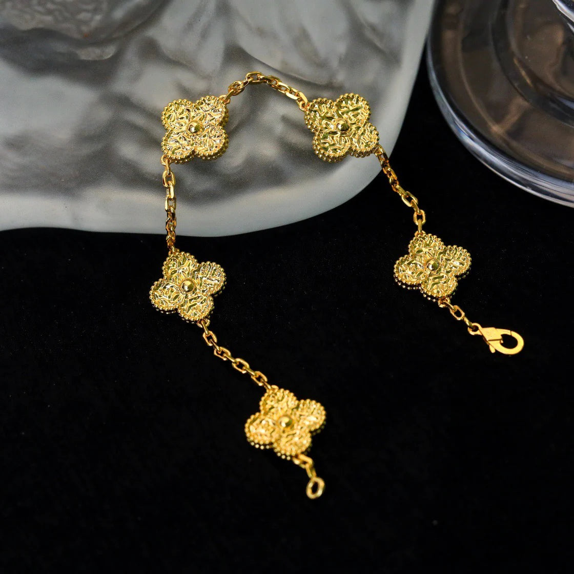 [Joyas Regalia] PULSERA BRONCEADA CON 5 MOTIVOS DE TRÉBOL 