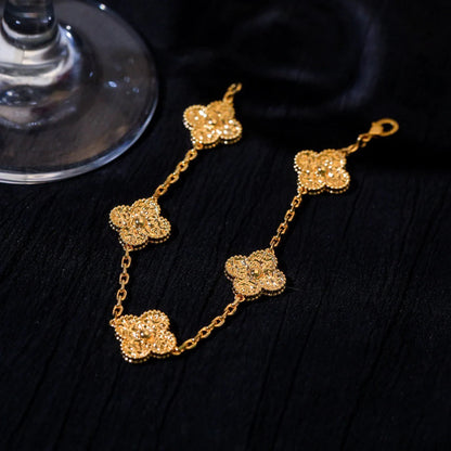 [Joyas Regalia] PULSERA BRONCEADA CON 5 MOTIVOS DE TRÉBOL 