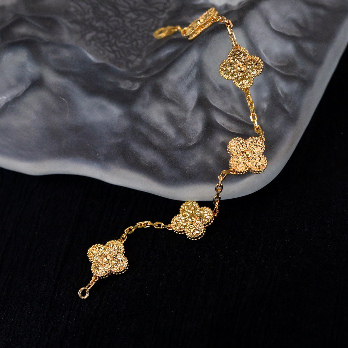 [Joyas Regalia] PULSERA BRONCEADA CON 5 MOTIVOS DE TRÉBOL 