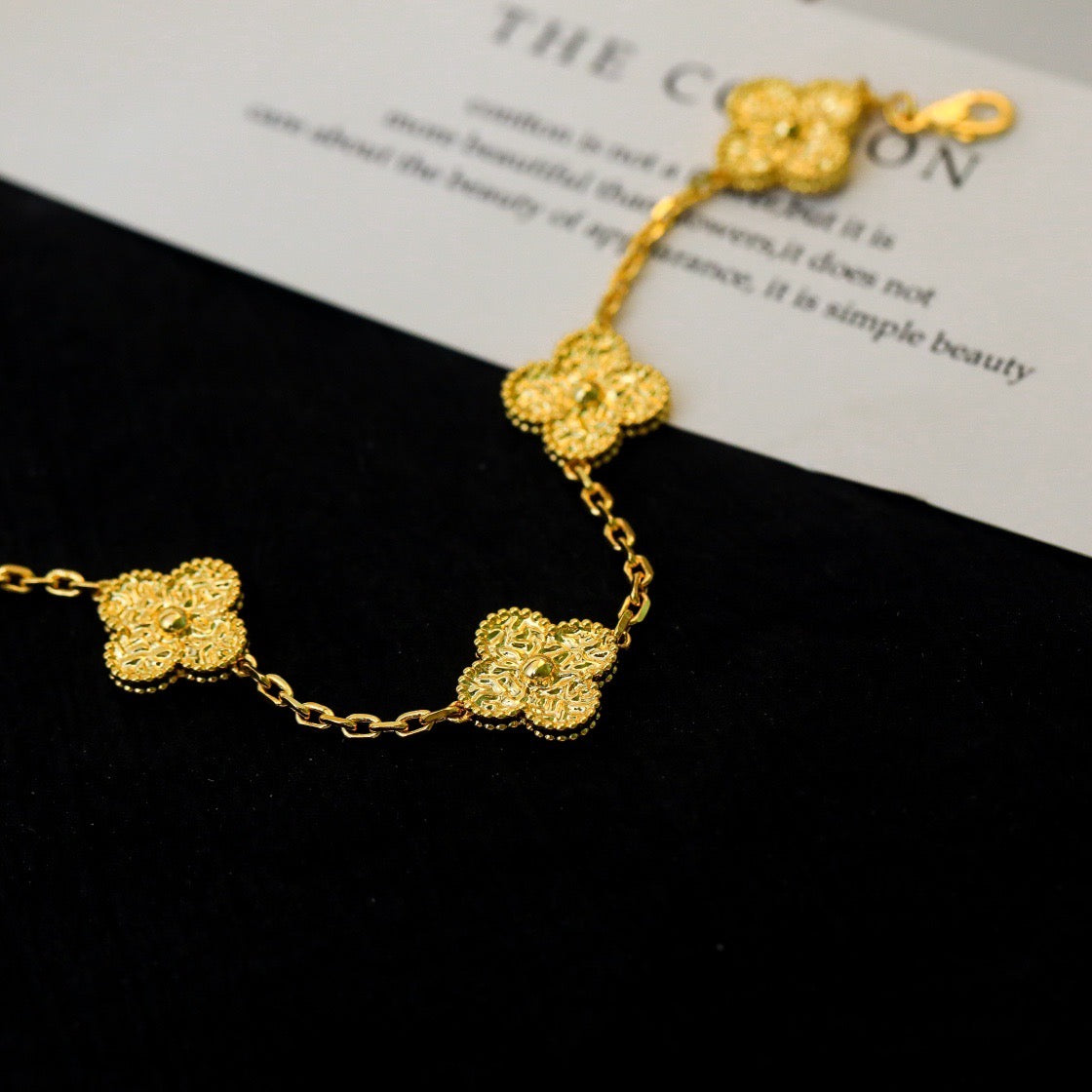 [Joyas Regalia] PULSERA BRONCEADA CON 5 MOTIVOS DE TRÉBOL 