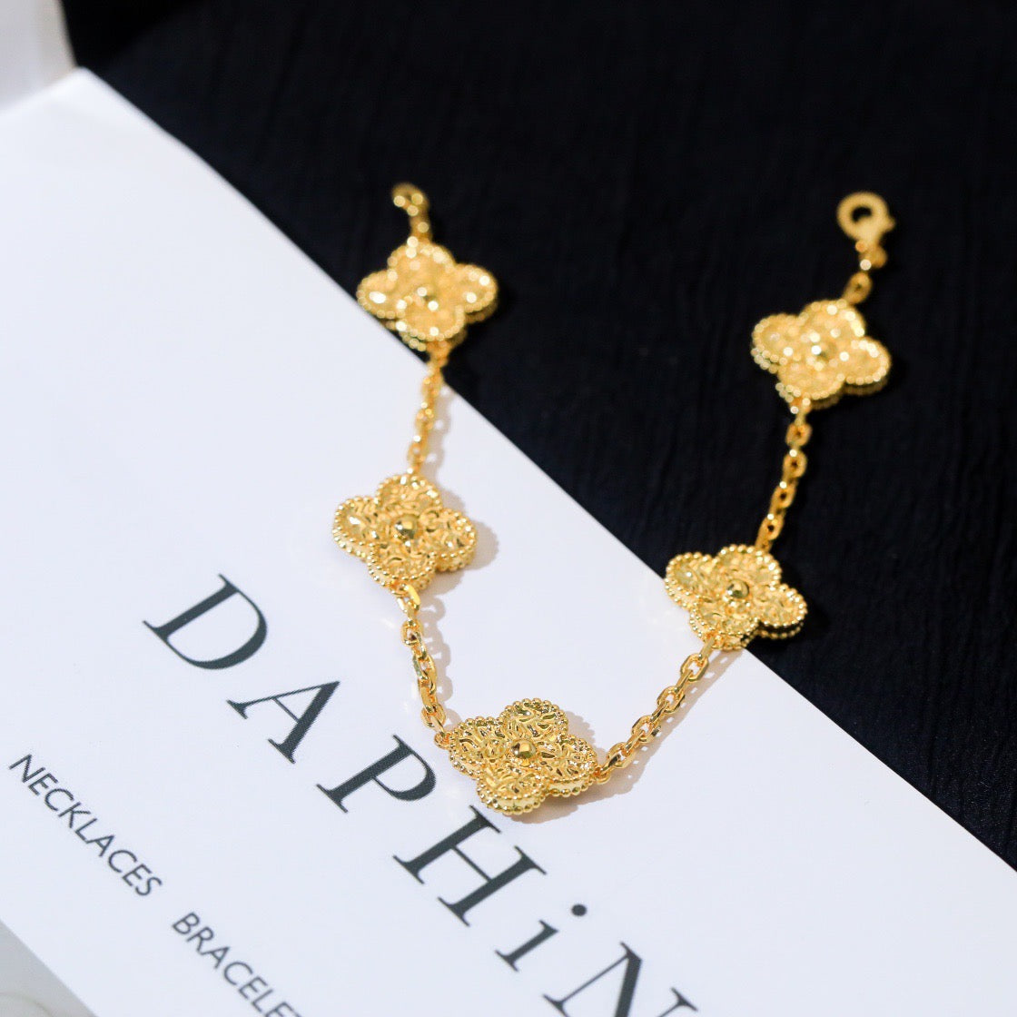 [Joyas Regalia] PULSERA BRONCEADA CON 5 MOTIVOS DE TRÉBOL 
