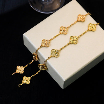 [Joyas Regalia] PULSERA BRONCEADA CON 5 MOTIVOS DE TRÉBOL 