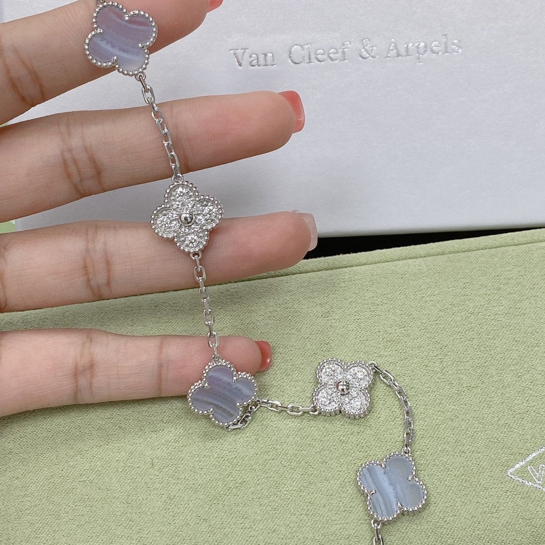 [Joyas Regalia] PULSERA DE PLATA CON 5 MOTIVOS DE TRÉBOL, DIAMANTES Y CALCEDONIA PÚRPURA 