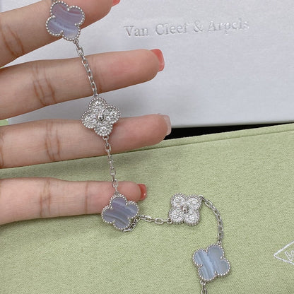 [Joyas Regalia] PULSERA DE PLATA CON 5 MOTIVOS DE TRÉBOL, DIAMANTES Y CALCEDONIA PÚRPURA 