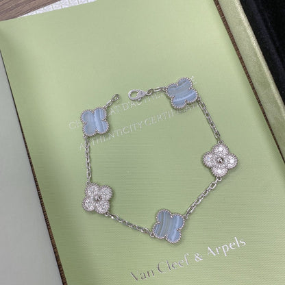 [Joyas Regalia] PULSERA DE PLATA CON 5 MOTIVOS DE TRÉBOL, DIAMANTES Y CALCEDONIA PÚRPURA 