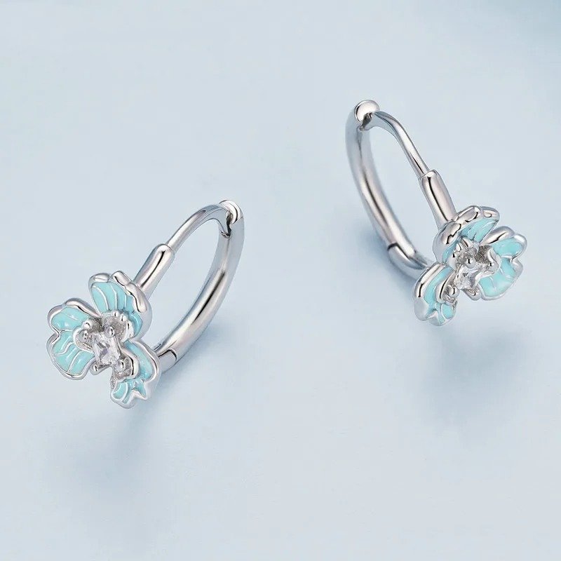 Boucles d'oreilles créoles en émail bleu avec fleur d'iris