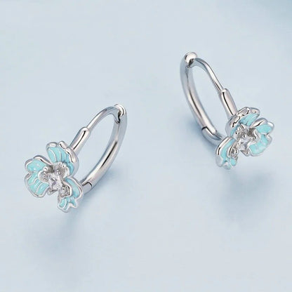 Boucles d'oreilles créoles en émail bleu avec fleur d'iris