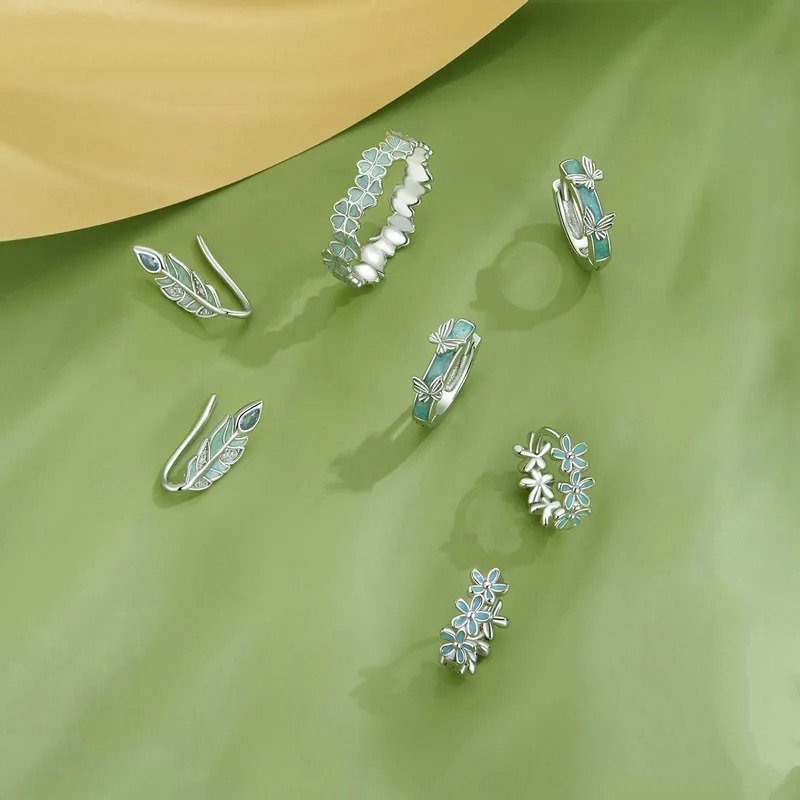 Boucles d'oreilles créoles en guirlande vert menthe et fleurs en émail