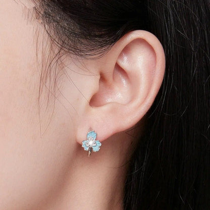 Boucles d'oreilles créoles en émail bleu avec fleur d'iris