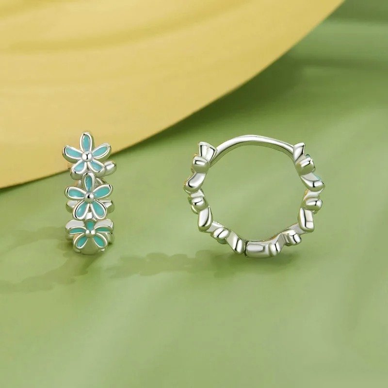 Boucles d'oreilles créoles en guirlande vert menthe et fleurs en émail