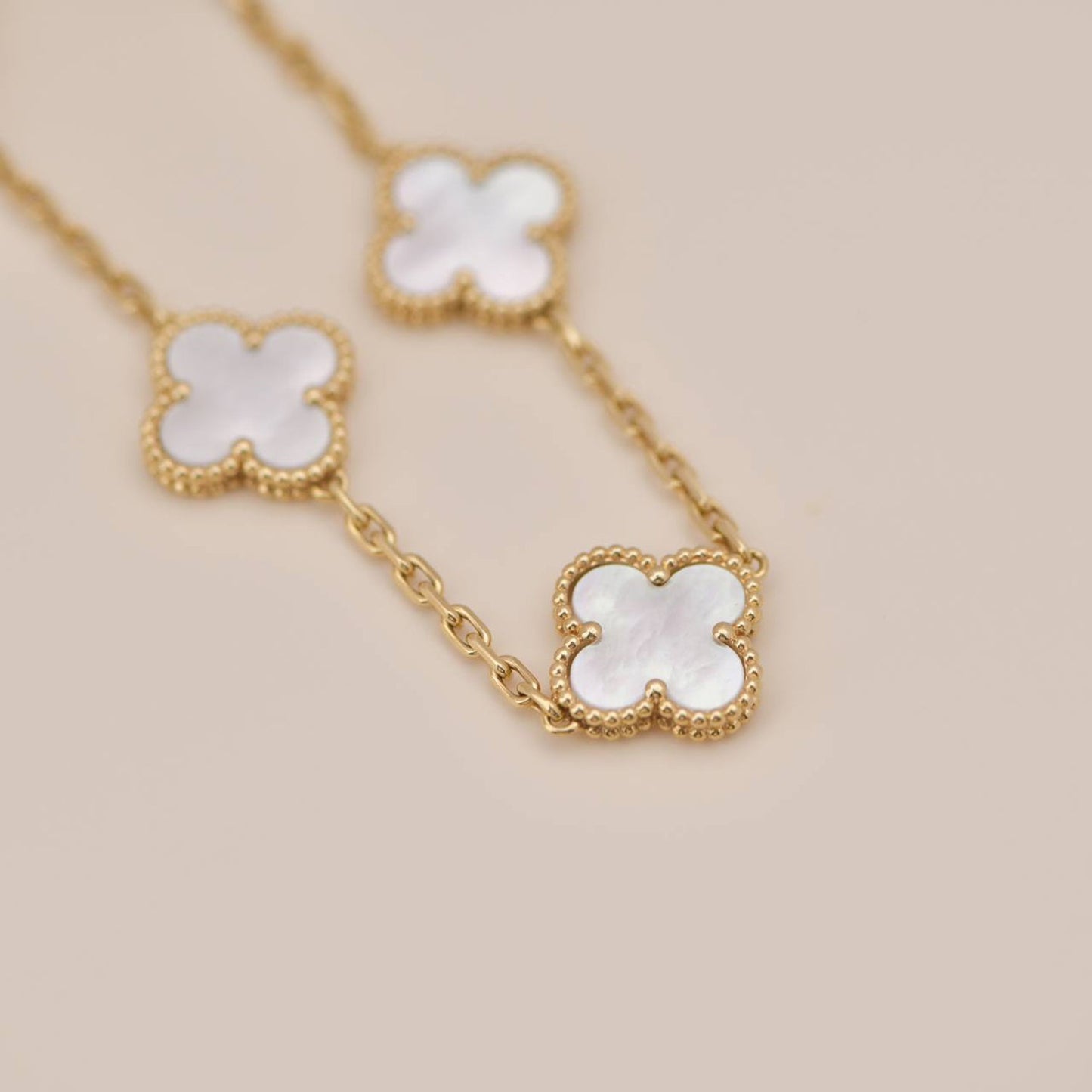 [Joyas Regalia] PULSERA DE TRÉBOL CON 5 MOTIVOS DE MOPA BLANCA 