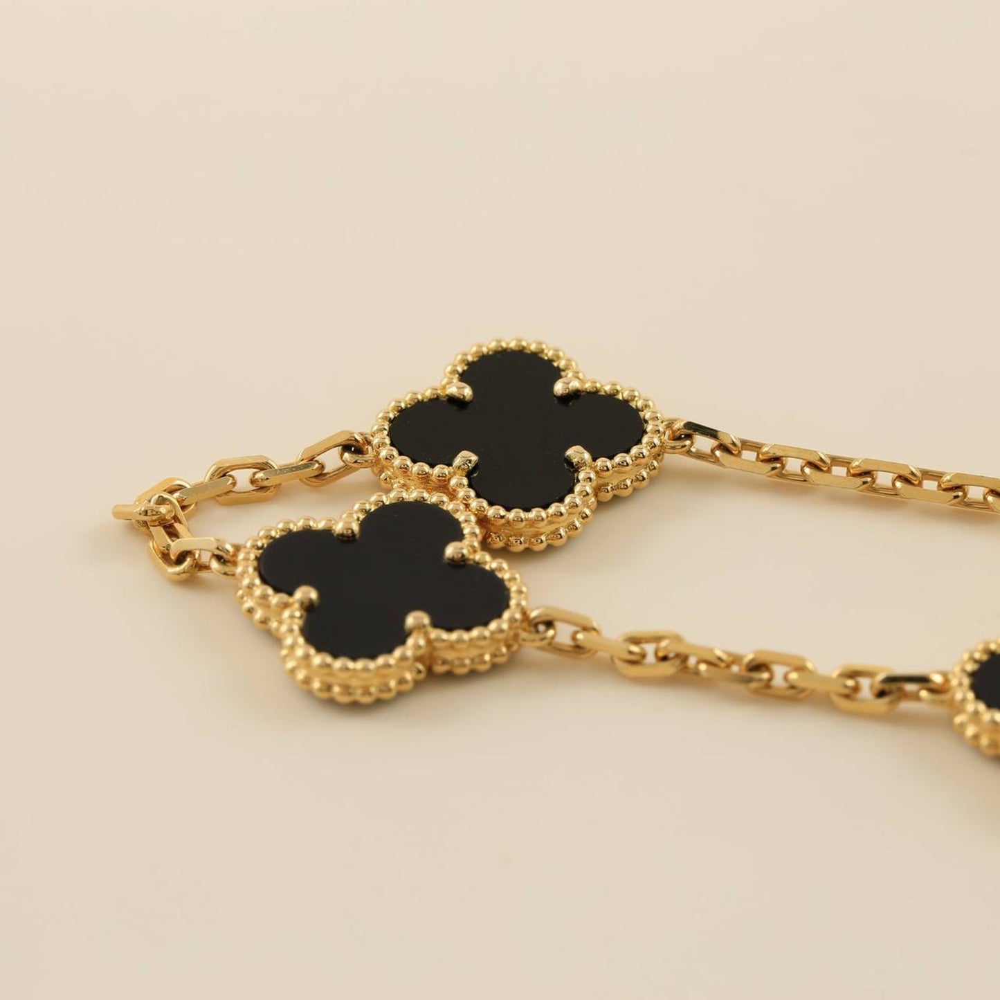 [Joyas Regalia] PULSERA DE ÓNIX NEGRO CON 5 MOTIVOS DE TRÉBOL 